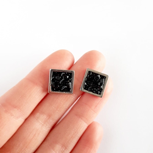 Kolczyki sztyfty kwadraty czarny turmalin w żywicy stal chirurgiczna szeroki rant Sparkles black