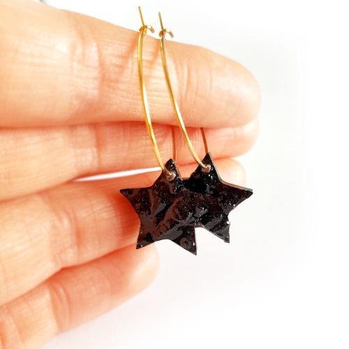 Kolczyki wiszące czarny turmalin gwiazdki na złotych kółeczkach stal chirurgiczna Sparkles black