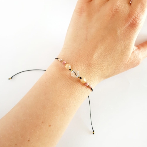 Bransoletka kryształ górski, kamień słoneczny, rodonit i hematyt na czarnym sznurku