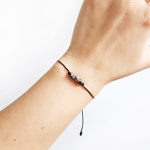 Bransoletka jaspis dalmatyńczyk patyczek na czarnym sznurku Dalmatian stick