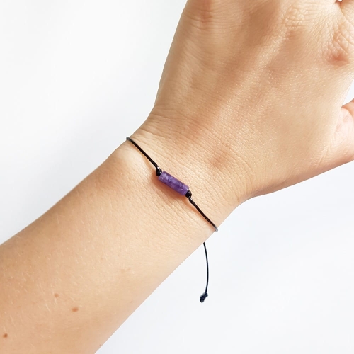 Bransoletka sugilit patyczek na czarnym sznurku Sugilite stick