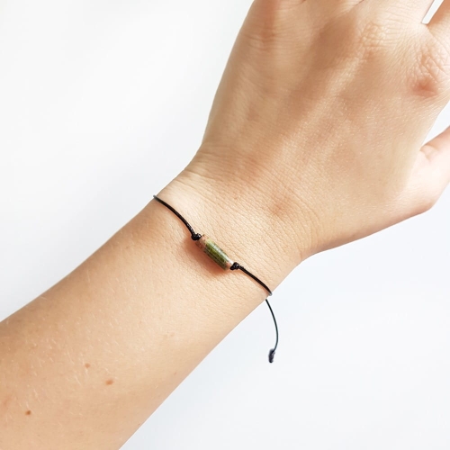 Bransoletka unakit patyczek na czarnym sznurku Olivine stick
