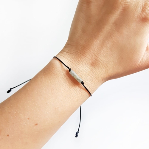 Bransoletka labradoryt patyczek na czarnym sznurku Labradorite stick