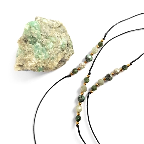 Bransoletka szmaragd, serafinit i hematyt na czarnym sznurku