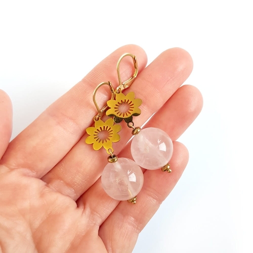 Kolczyki wiszące unikaty kwarc różowy, hematyt i kwiatki złota stal chirurgiczna