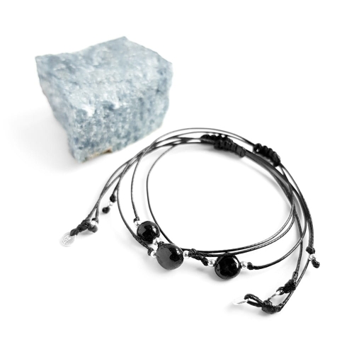 Czarny turmalin mała bryłka i srebro p.925 na czerwonym sznurku
