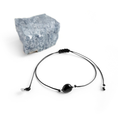 Czarny turmalin mała bryłka i srebro p.925 na czerwonym sznurku