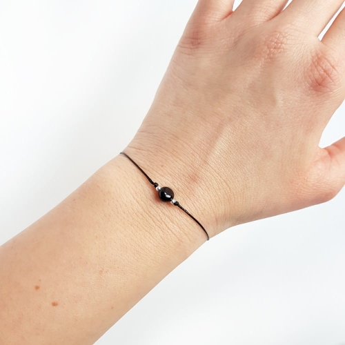 Czarny turmalin mała bryłka i srebro p.925 na czerwonym sznurku