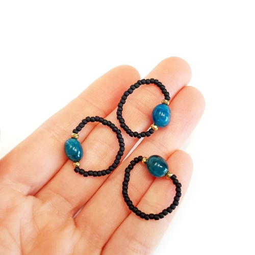 Elegance009 Pierścionek elastyczny niebieski apatyt 2.jpg