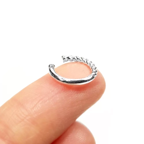 NAUSZ014 WEBP Srebrna nausznica pół na pół Magneska 2.webp