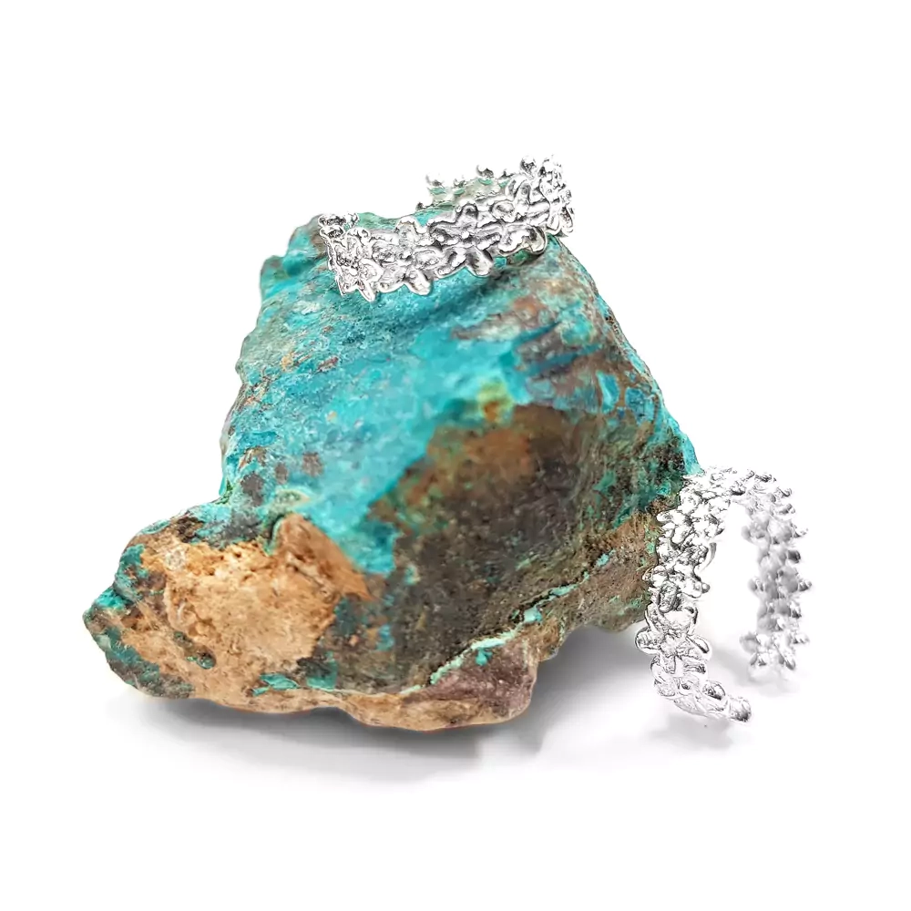 NAUSZ015 WEBP Nausznica srebrna kwiatuszki Magneska biżuteria.webp