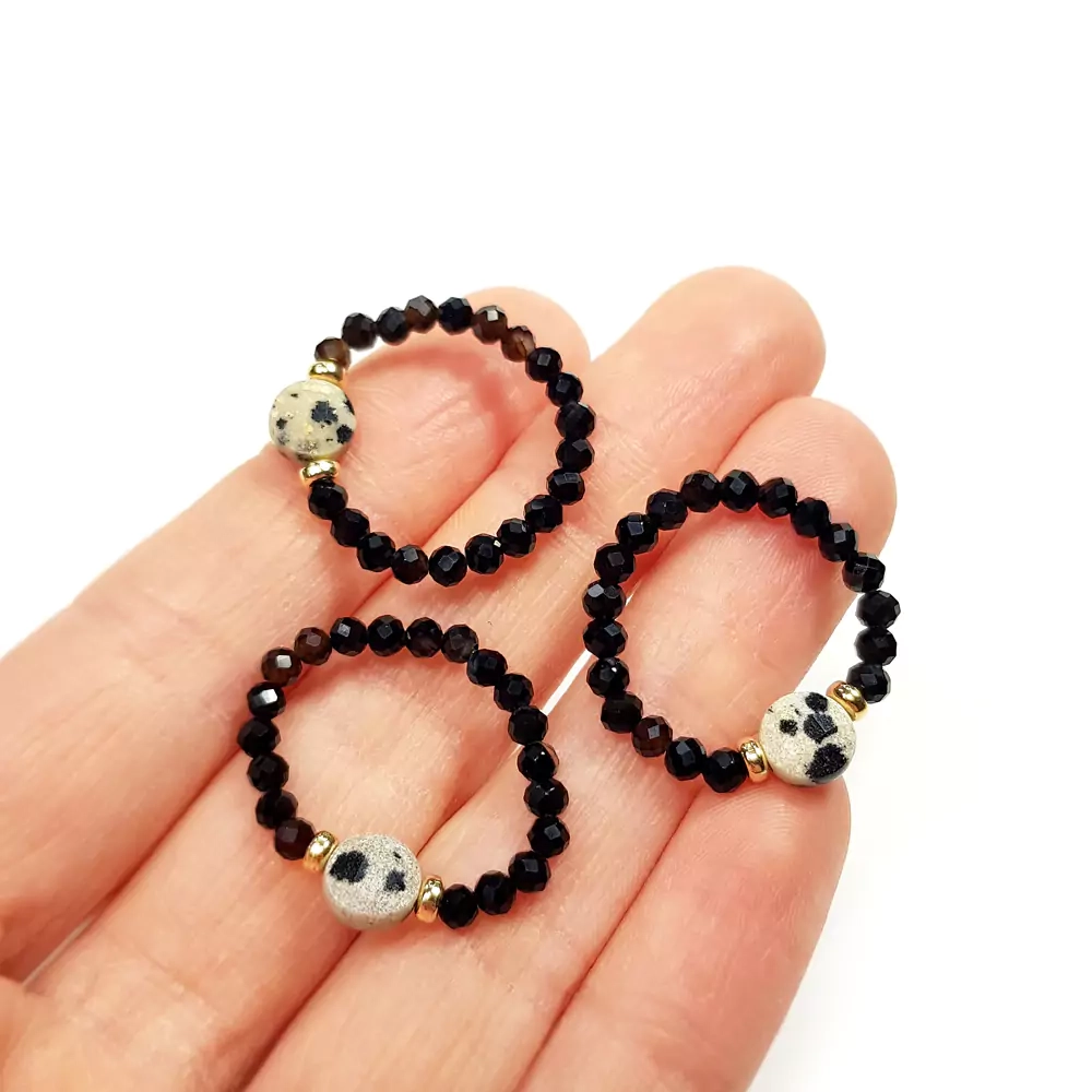 PIER361 WEBP Pierścionek elastyczny jaspis dalmatyńczyk czarny agat i pozłacane srebro Magneska 3.webp