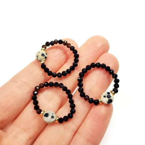 PIER361 WEBP Pierścionek elastyczny jaspis dalmatyńczyk czarny agat i pozłacane srebro Magneska 3.webp