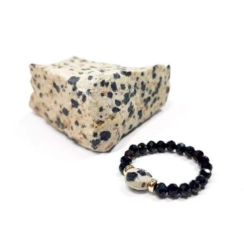 PIER361 WEBP Pierścionek elastyczny jaspis dalmatyńczyk czarny agat i pozłacane srebro Magneska.webp