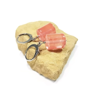 Kolczyki wiszące unikaty kwarc truskawkowy baryłki i stal chirurgiczna