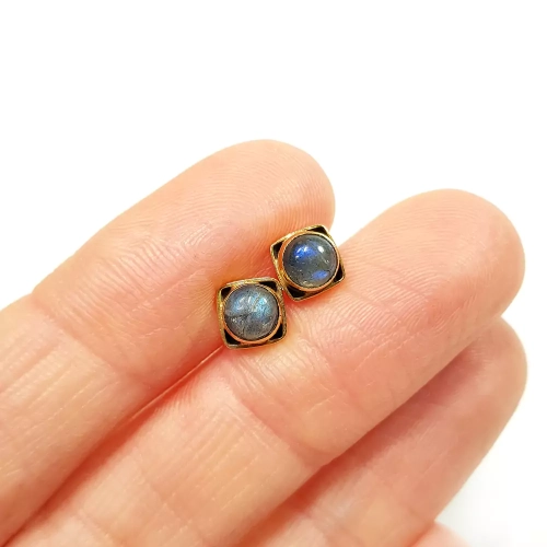 KST644 WEBP Kolczyki labradoryt w pozłacanym okuciu Magneska biżuteria 2.webp