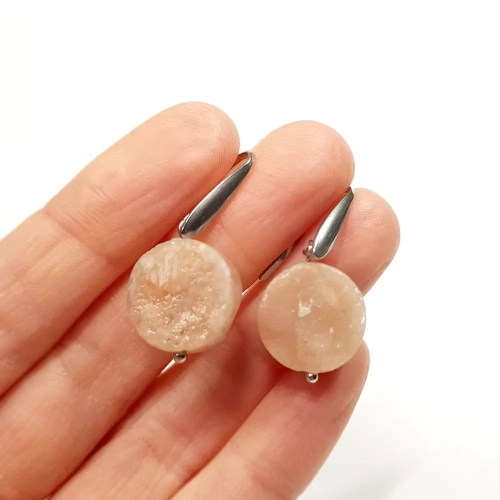 KST648 WEBP Kolczyki wiszące unikaty kamień słoneczny ciosane monety na srebrnych biglach Magneska biżuteira 2.webp