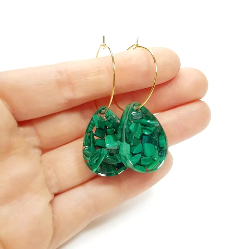 KST674 WEBP Kolczyki unikaty malachit w żywicy Magneska bizuteria 2.webp