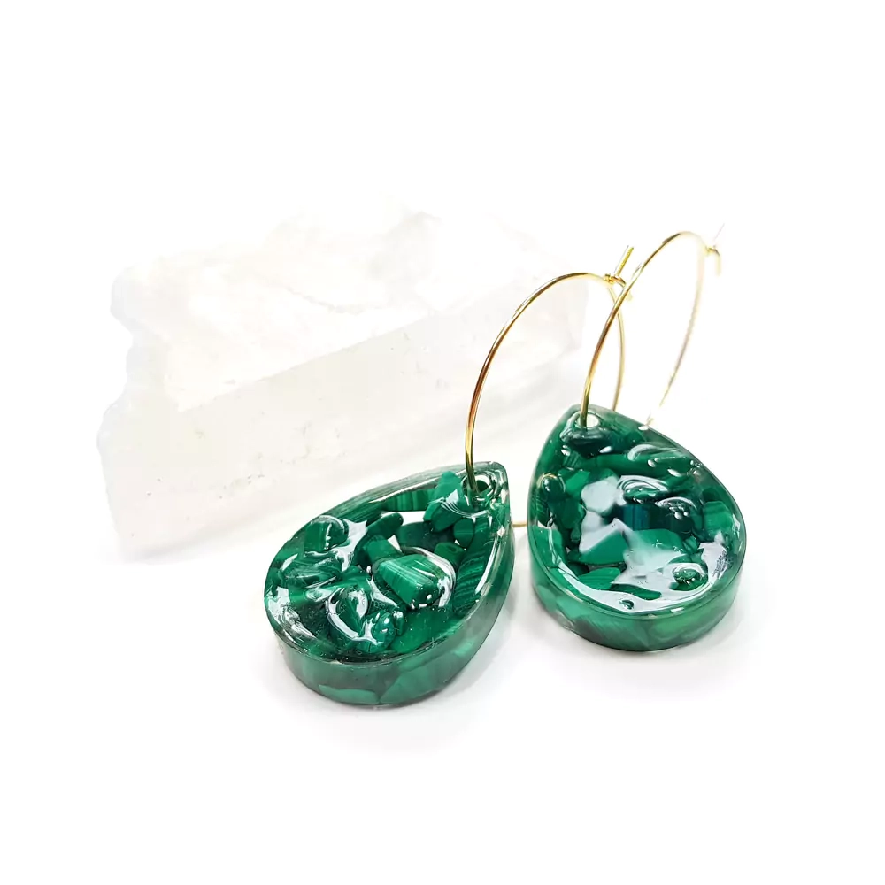 KST674 WEBP Kolczyki unikaty malachit w żywicy Magneska bizuteria.webp