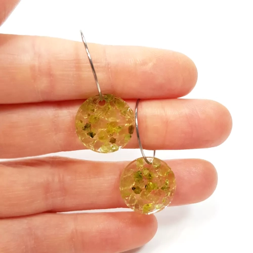 KST675 WEBP Kolczyki monety peridot Magneska biżuteria 2.webp