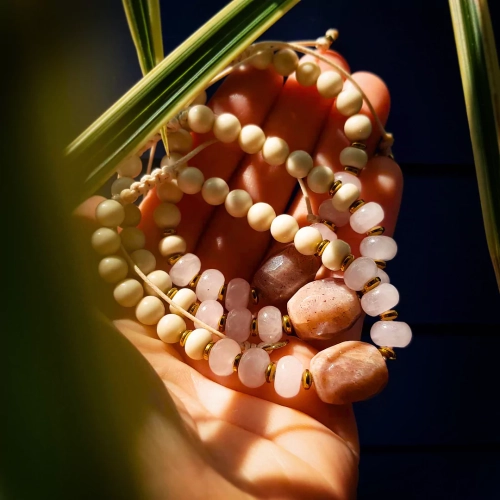 SZN980 WEBP Bransoletka kamień słoneczny, kwarc różowy, kamień rzeczny i hematyt na beżowym sznurku Magneska biżuteria 6.webp