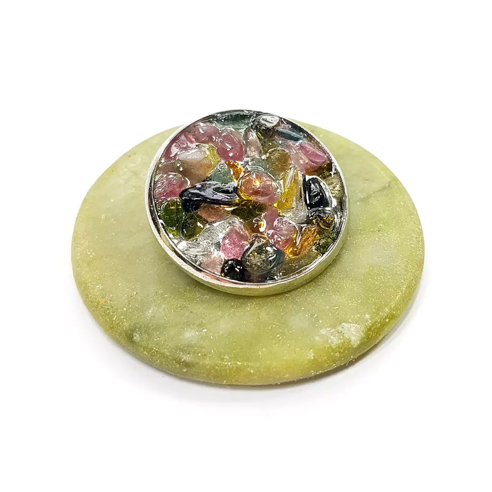 BROSZ007 WEBP Broszka kolorowy turmalin w żywicy Magneska biżuteria.webp
