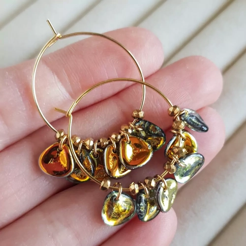 KST731 WEBP Kolczyki szklane płatki i hematyt na złotych kółeczkach Magneska biżuteria 3.webp