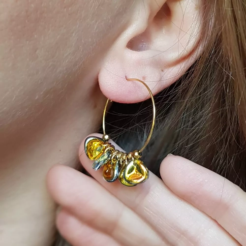 KST731 WEBP Kolczyki szklane płatki i hematyt na złotych kółeczkach Magneska biżuteria 4.webp