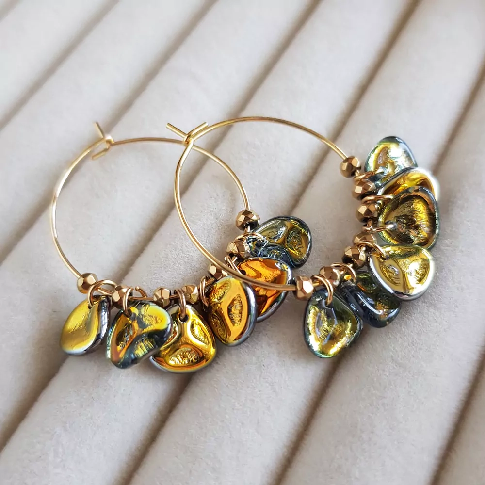 KST731 WEBP Kolczyki szklane płatki i hematyt na złotych kółeczkach Magneska biżuteria.webp