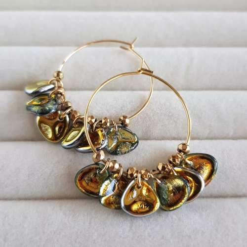 KST731 WEBP Kolczyki szklane płatki i hematyt na złotych kółeczkach Magneska biżuteria 2.webp