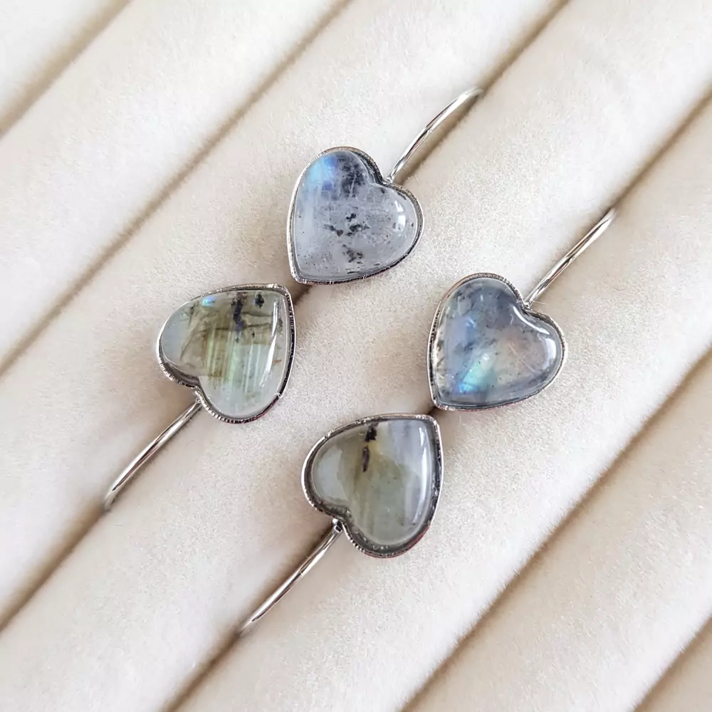 KST735 WEBP Kolczyki wiszące labradoryt serca Magneska biżuteria z kamieni naturalnych.webp