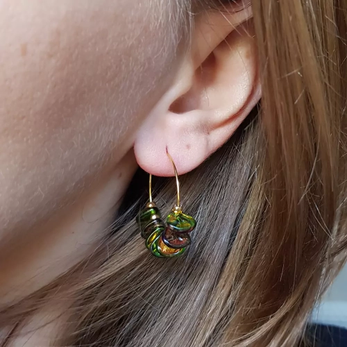 KST737 WEBP Kolczyki koła szklane płatki i hematyt Magneska biżuteria 3.webp