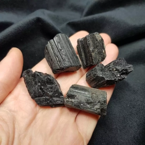 Czarny turmalin - bryłka - 15-19 g