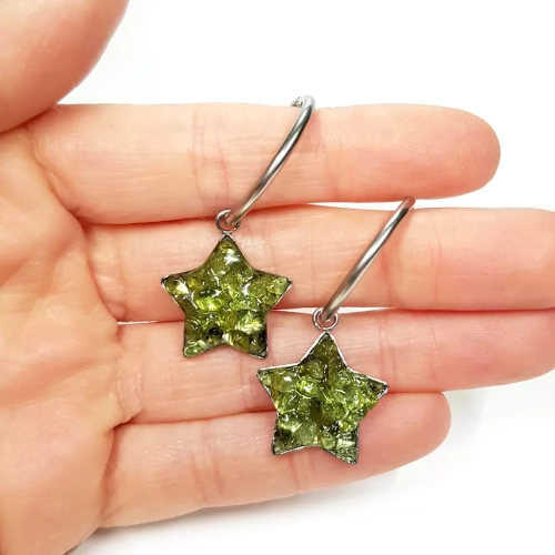 KST743 WEBP Kolczyki peridot w żywicy Magneska biżuteria 2.webp