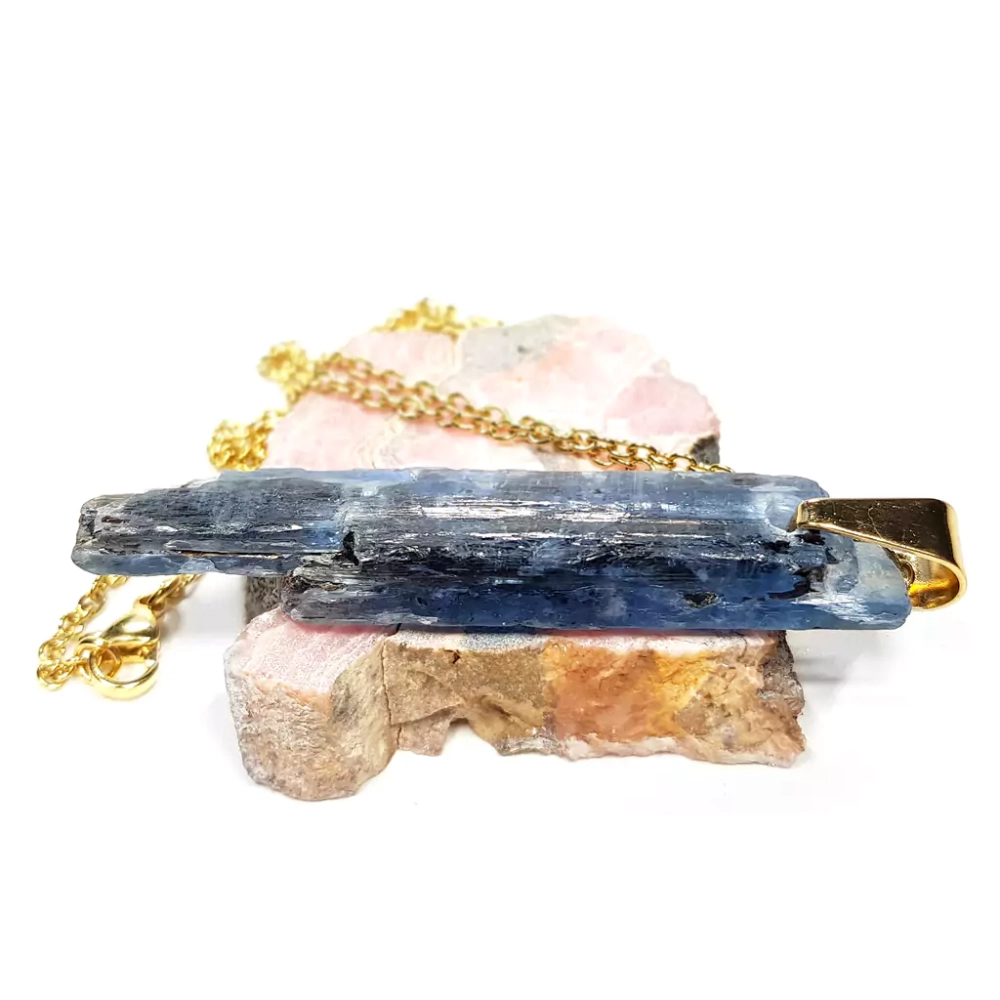 NAW935 WEBP Naszyjnik surowy kyanit na złotym łańcuszku Magneska biżuteria.webp