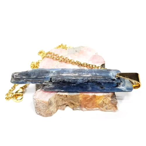 NAW935 WEBP Naszyjnik surowy kyanit na złotym łańcuszku Magneska biżuteria.webp