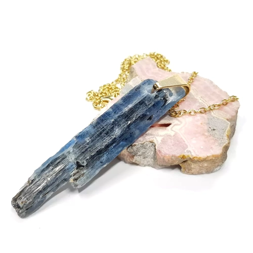 NAW935 WEBP Naszyjnik surowy kyanit na złotym łańcuszku Magneska biżuteria 2.webp