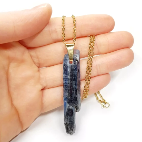 NAW935 WEBP Naszyjnik surowy kyanit na złotym łańcuszku Magneska biżuteria 3.webp