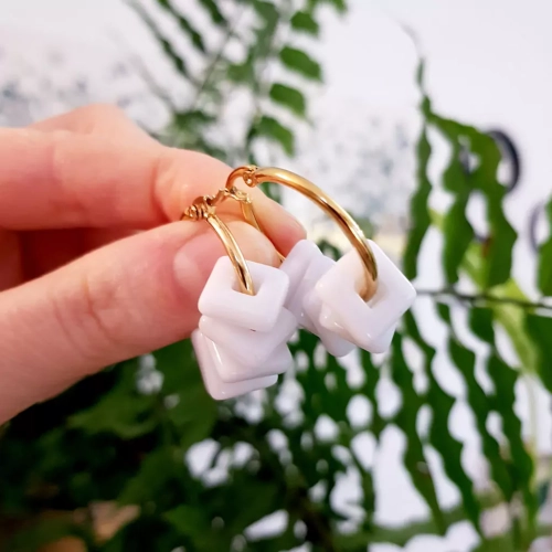 KST750 WEBP Kolczyki verre białe kwadraty na złotych kółeczkach Magneska.webp