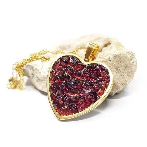 NAW959 WEBP Naszyjnik granat w żywicy złote serce stal chirurgiczna Sparkles garnet Magneska biżuteria z kamieni.webp