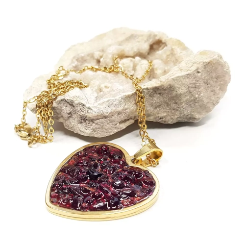 NAW959 WEBP Naszyjnik granat w żywicy złote serce stal chirurgiczna Sparkles garnet Magneska biżuteria z kamieni 2.webp