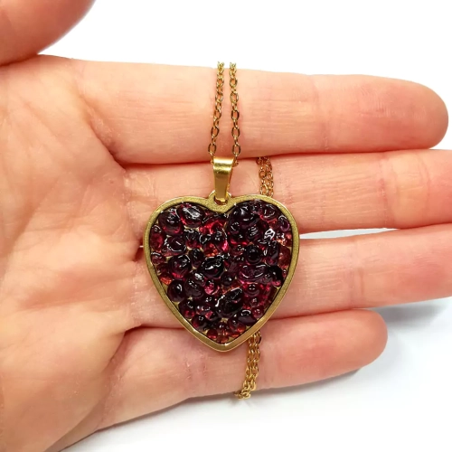 NAW959 WEBP Naszyjnik granat w żywicy złote serce stal chirurgiczna Sparkles garnet Magneska biżuteria z kamieni 3.webp