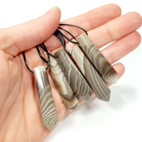 MESNAW031 WEBP Naszyjnik krzemień pasiasty na sznurku Magneska biżuteria 2.webp