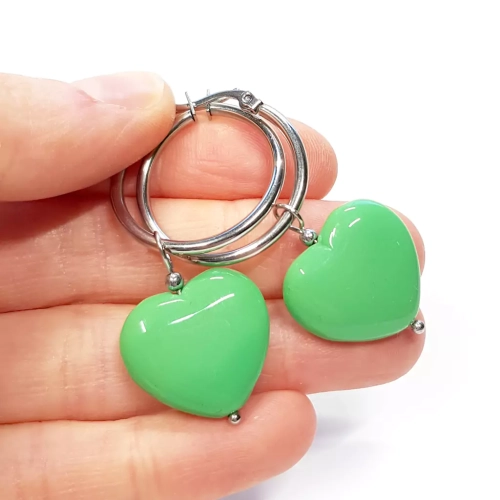 KST752 WEBP Verre kolczyki wiszące szklane zielone serca na srebrnych kółeczkach stal chirurgiczna Magneska biżuteria 2.webp