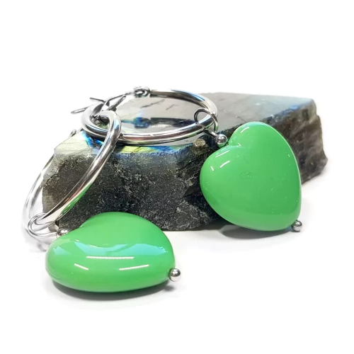 KST752 WEBP Verre kolczyki wiszące szklane zielone serca na srebrnych kółeczkach stal chirurgiczna Magneska biżuteria.webp