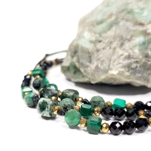 SZN1065 WEBP Bransoletka szmaragd, malachit, czarny turmalin i hematyt na czarnym sznurku v.2 Magneska biżuteria 3.webp