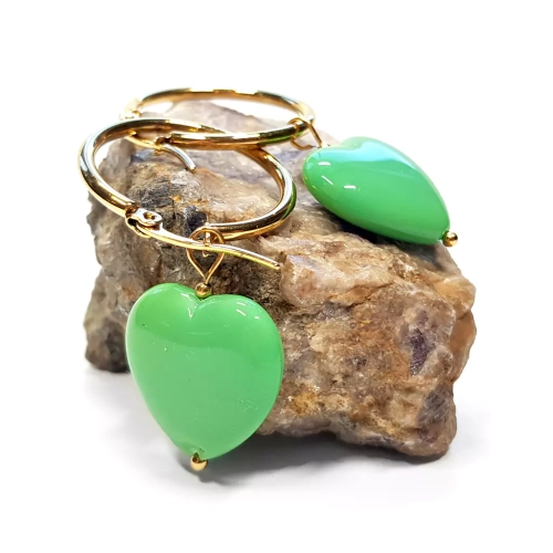 KST754 WEBP Verre kolczyki wiszące szklane zielone serca na złotych kółeczkach stal chirurgiczna Magneska 2 3.webp