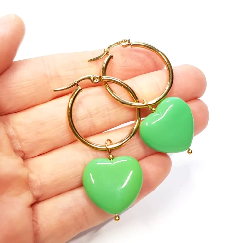 KST754 WEBP Verre kolczyki wiszące szklane zielone serca na złotych kółeczkach stal chirurgiczna Magneska 2.webp