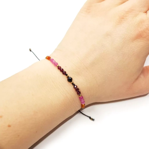 SZN1069 WEBP Bransoletka czarny turmalin, granat, różowy agat, karneol i hematyt na czarnym sznurku Magneska biżuteria 4.webp