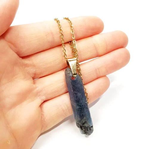naw998-naszyjnik-unikat-surowy-kyanit-z-czarnym-turmalinem-i-flogopitem-zlota-stal-chirurgiczna-v6-magneska-bizuteria-3-67cb03d107ce4.webp